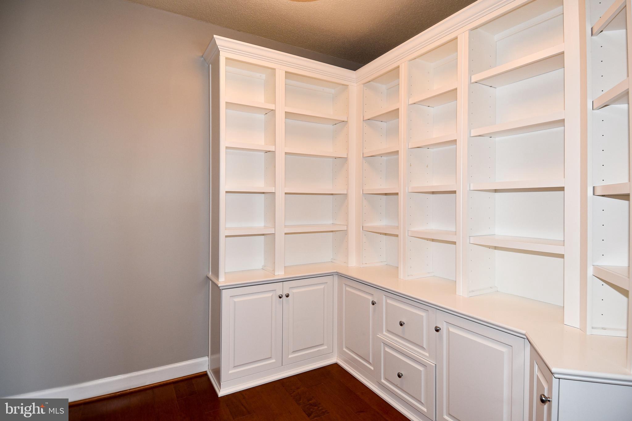 3650 South Glebe Road, Unit 662 Arlington, VA 22202 - Photo 29 of 63 a view of an empty room with a window