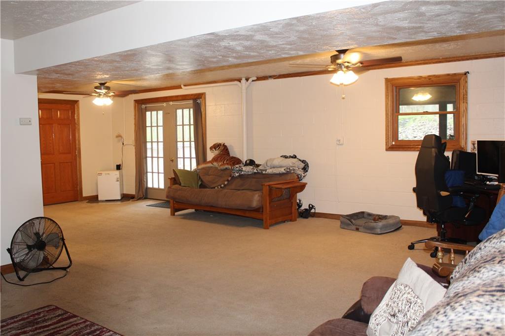 125 Shannon Road Renfrew, PA 16053 - Photo 26 of 39 a living room with furniture