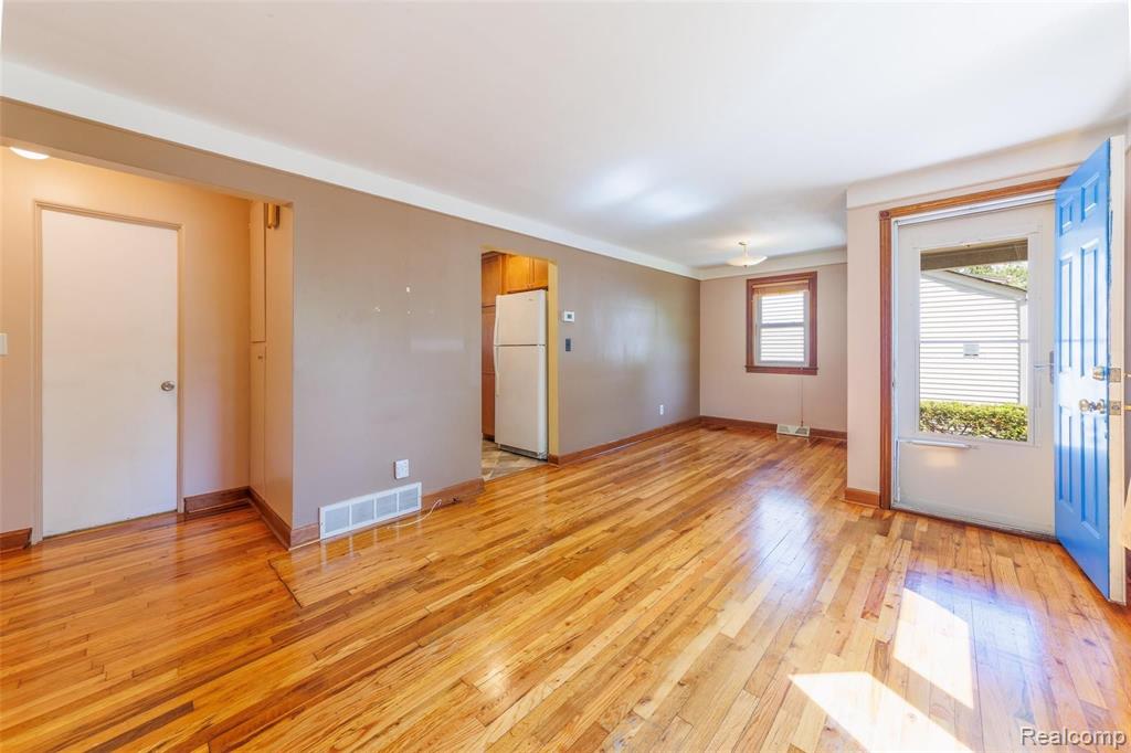 106 South Roslyn Road Waterford, MI 48328 - Photo 4 of 11