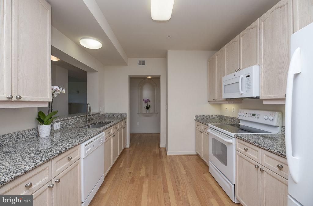 485 Harbor Side Street, Unit 710 Woodbridge, VA 22191 - Photo 13 of 26 a kitchen with a sink stove top oven and refrigerator