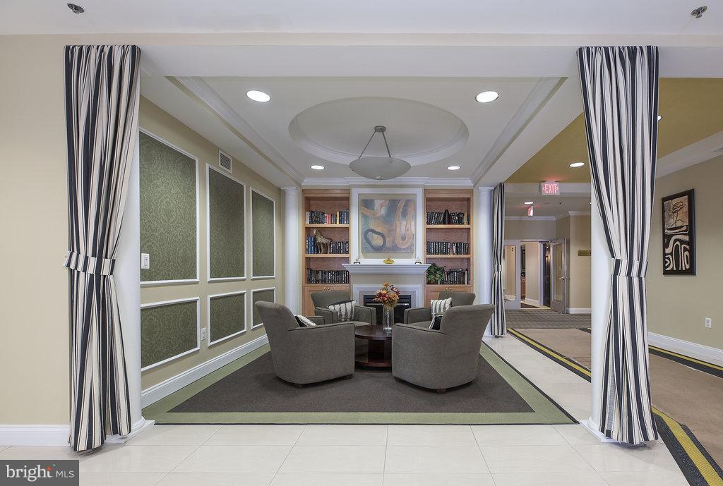 485 Harbor Side Street, Unit 710 Woodbridge, VA 22191 - Photo 18 of 26 a living room with furniture and a window