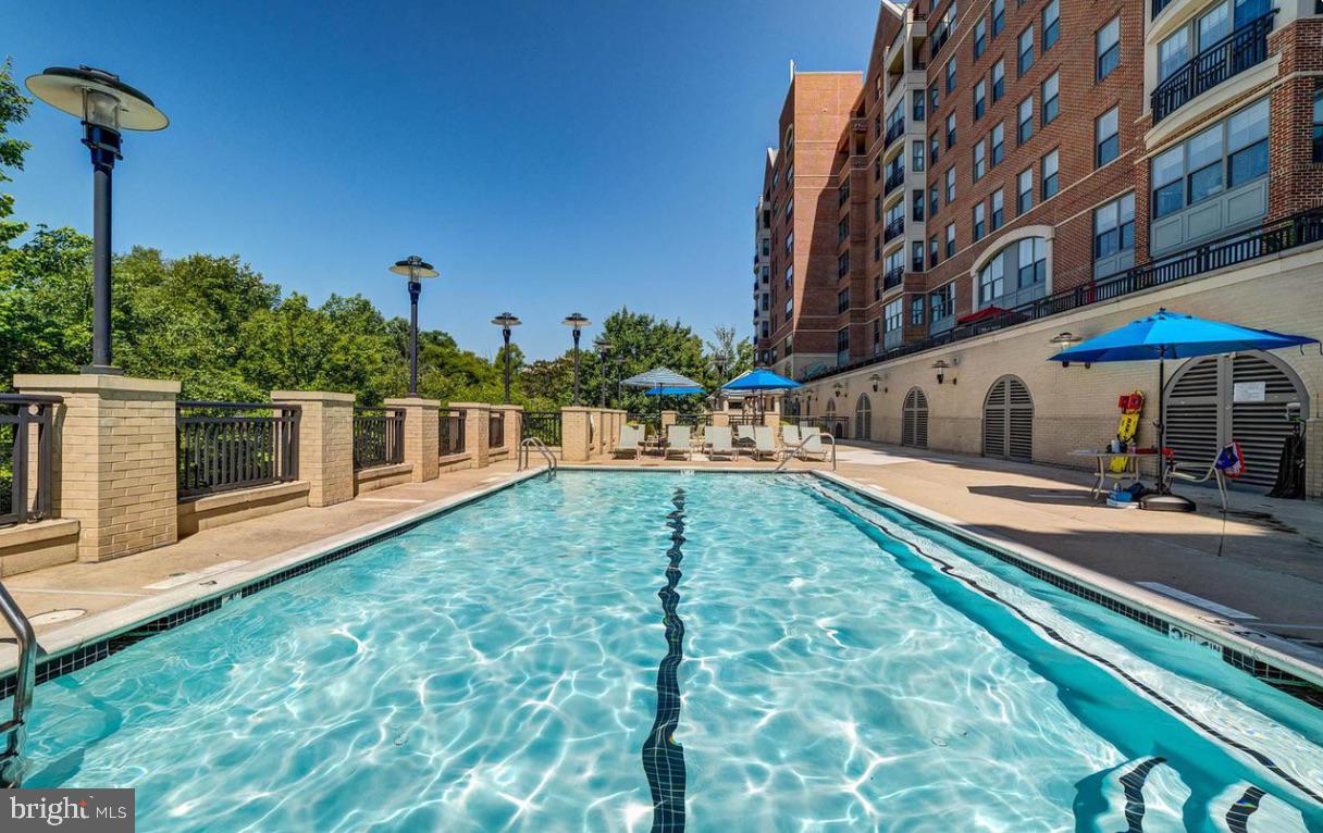 485 Harbor Side Street, Unit 710 Woodbridge, VA 22191 - Photo 21 of 26 a view of a swimming pool with a patio