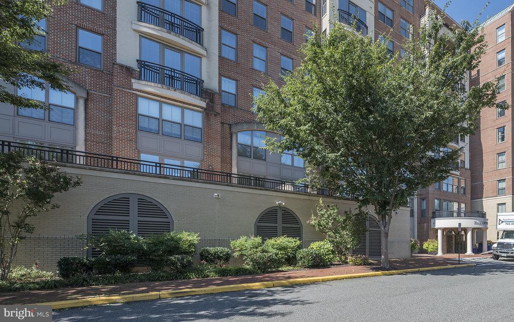 485 Harbor Side Street, Unit 710 Woodbridge, VA 22191 - Photo 22 of 26 a front view of a building