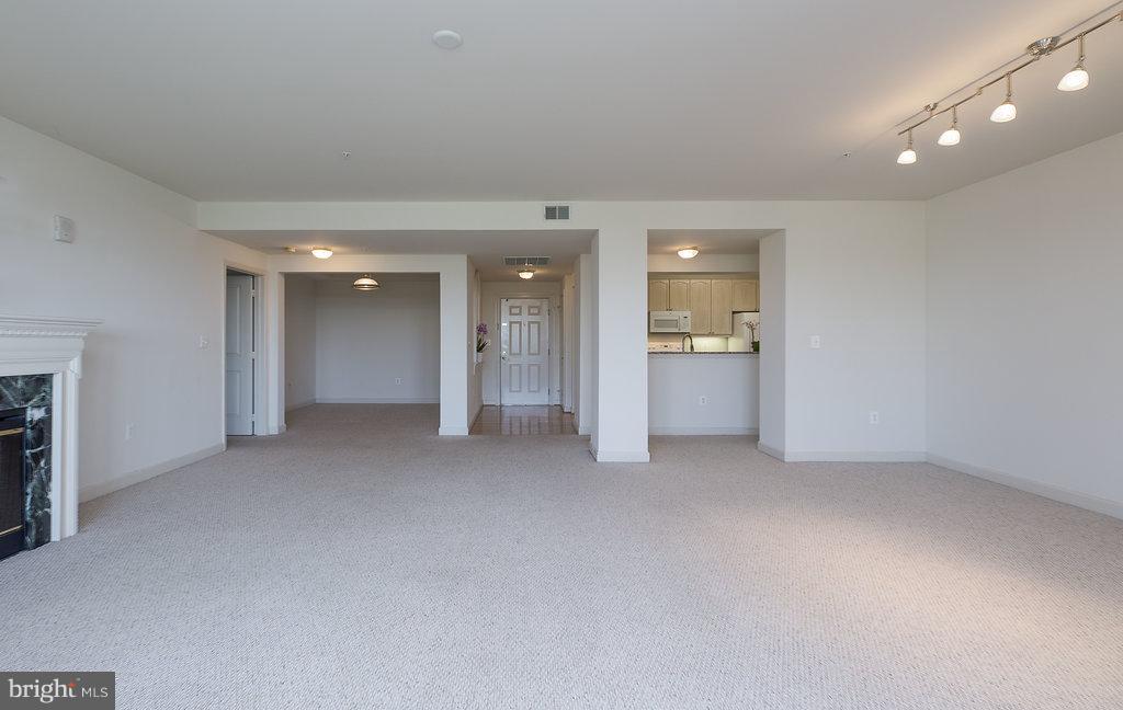 485 Harbor Side Street, Unit 710 Woodbridge, VA 22191 - Photo 6 of 26 an empty room with fan and a window