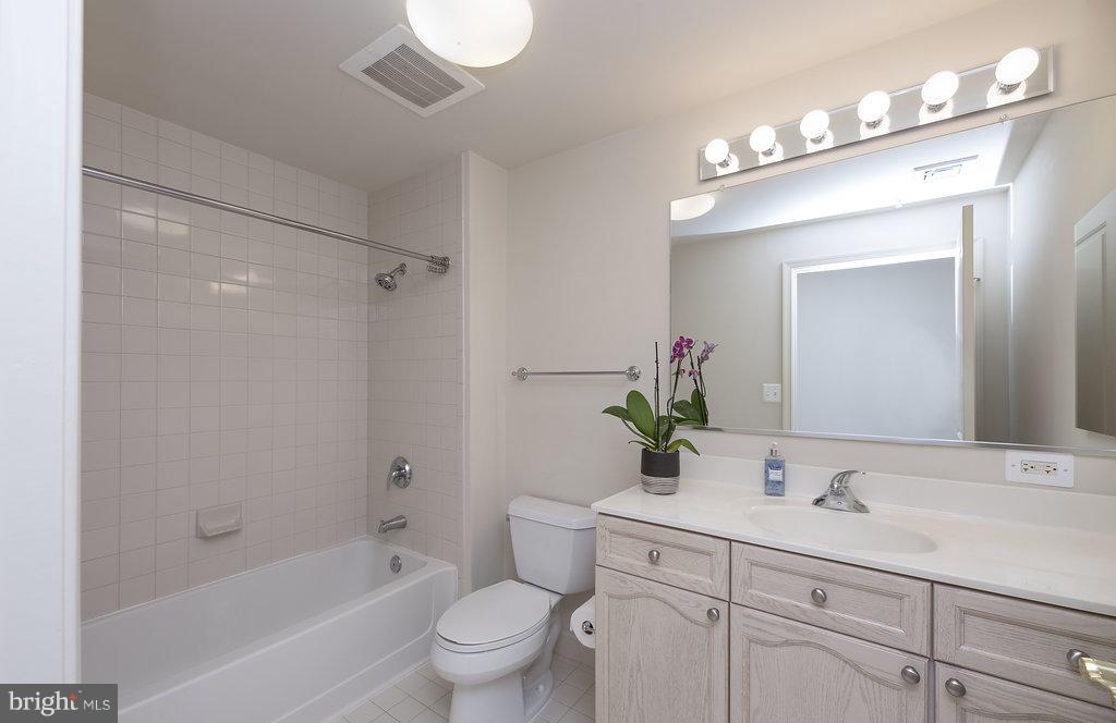 485 Harbor Side Street, Unit 710 Woodbridge, VA 22191 - Photo 9 of 26 a bathroom with a bathtub shower sink vanity and toilet