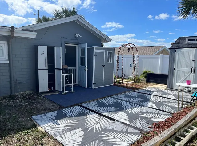 a view of a house with backyard