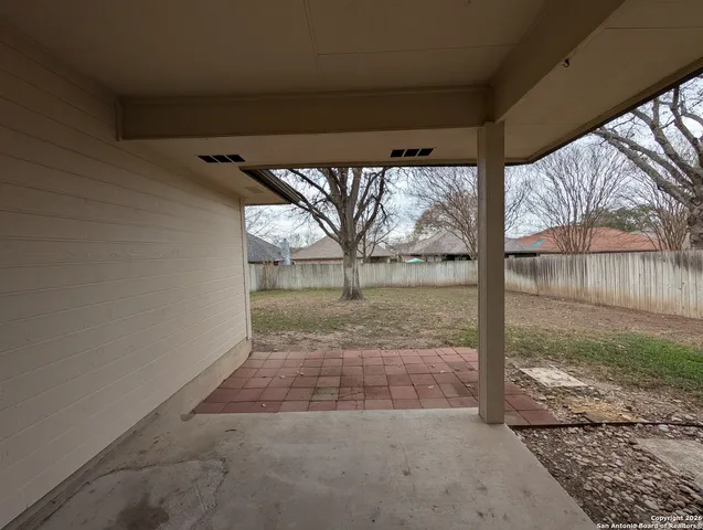 a view of a back yard