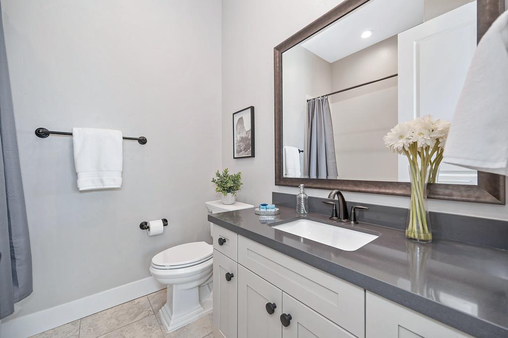 806 Fallen Log Court Rocklin, CA 95765 - Photo 56 of 94 Ensuite guest bathroom