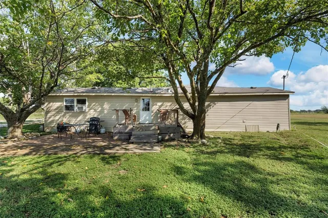 a view of a house with backyard