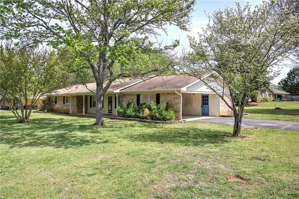 a view of a house with a yard