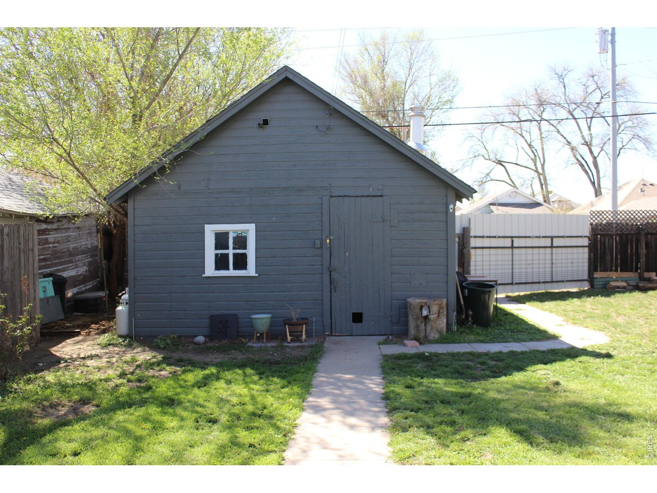 811 Prospect Street Fort Morgan, CO 80701 - Photo 15 of 19 a view of a backyard with a large tree
