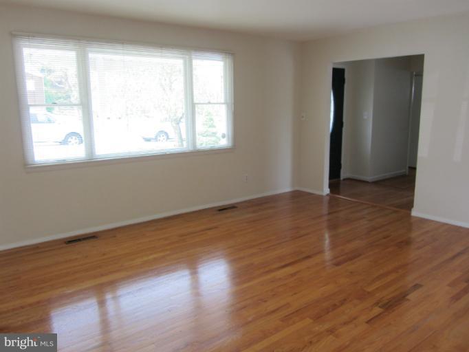 1521 National Road Rosedale, MD 21237 - Photo 18 of 30 Living Room