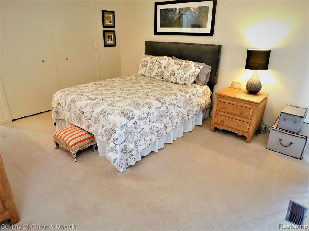 689 Charing Court Rochester Hills, MI 48307 - Photo 19 of 35