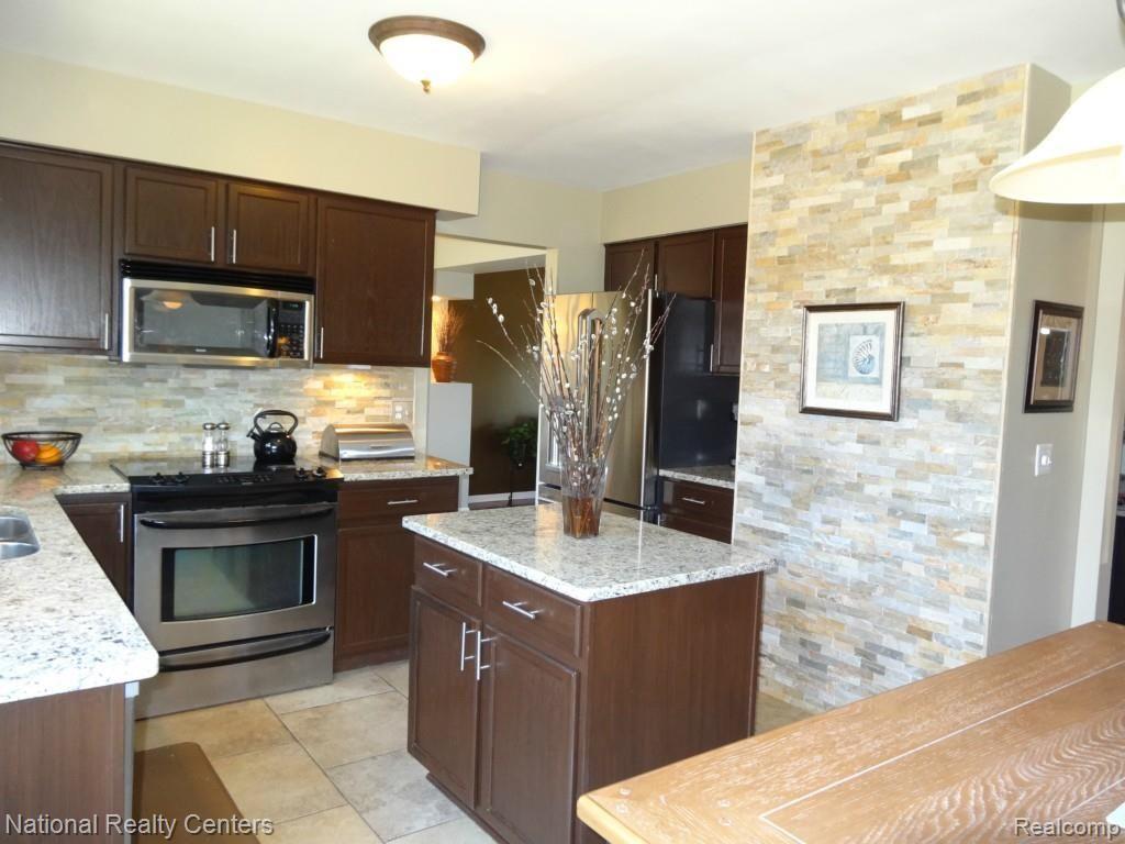 4335 North Ridge Drive Pinckney, MI 48169 - Photo 14 of 42 DSC04048.jpg
