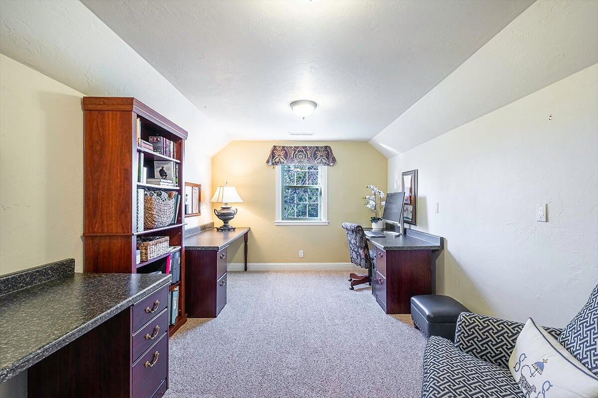 3343 Lone Pine Road Medford, OR 97504 - Photo 19 of 47 2nd Level Office/Craft/Hobby Room Adjacent To The Bonus Room