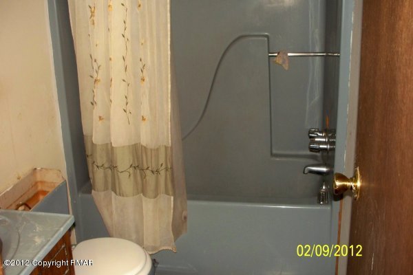 49 Rim Road East Stroudsburg, PA 18302 - Photo 7 of 7 Bath