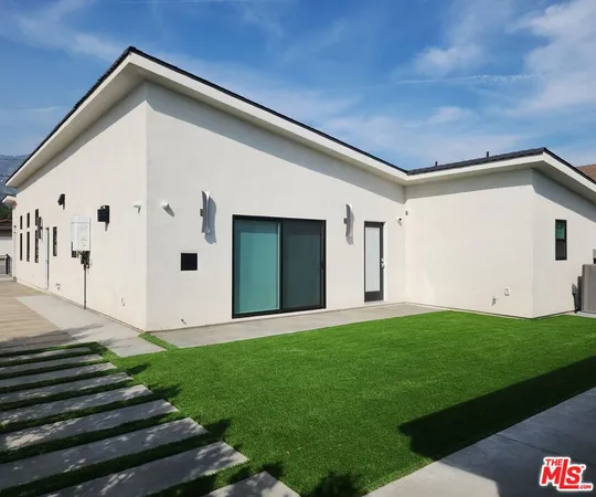 a view of a house with backyard