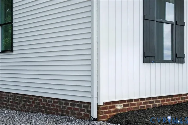 a view of a house with backyard