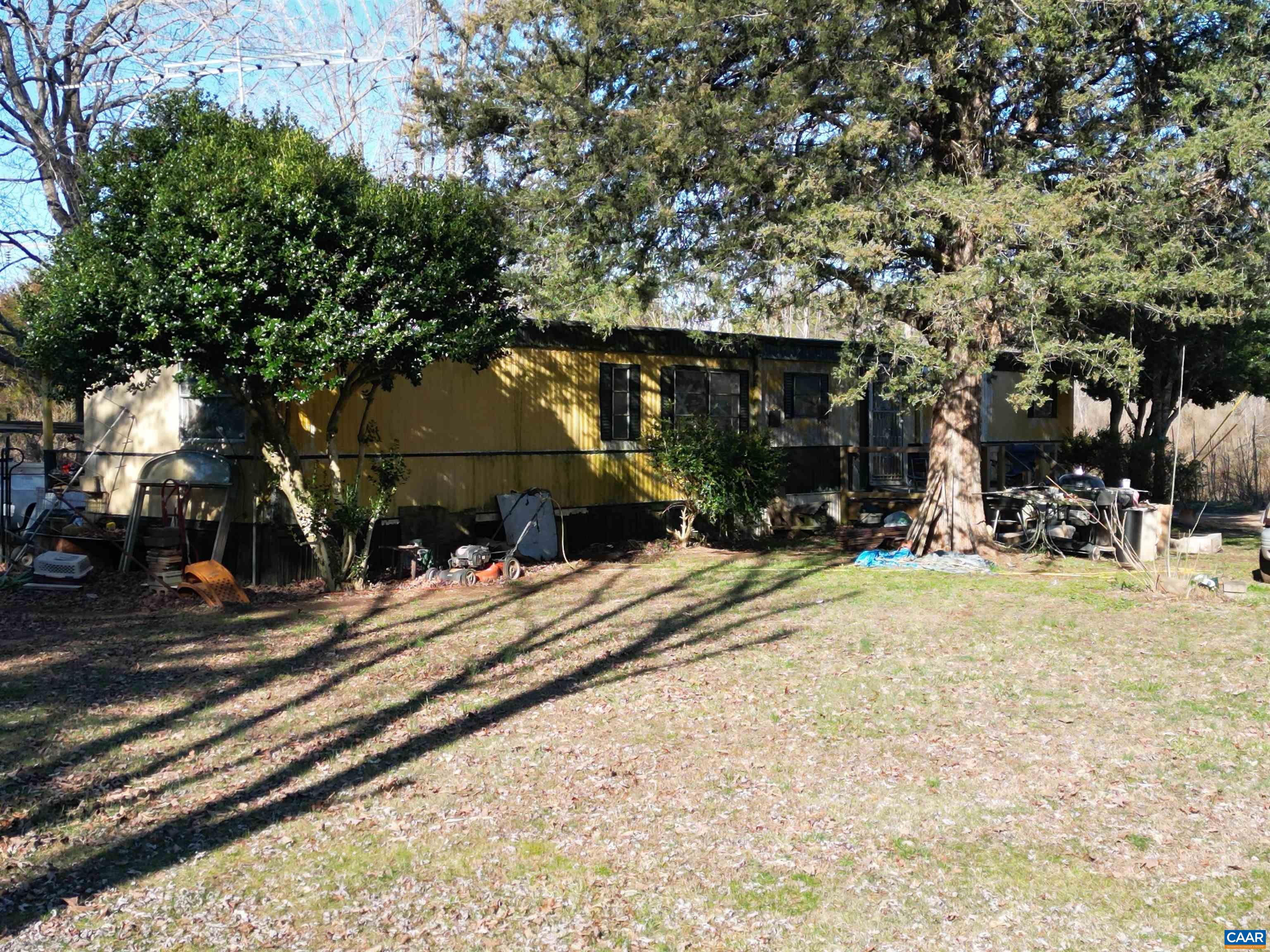 a view of a backyard