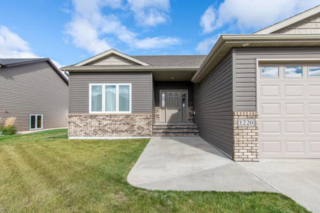 $519,900 | 1220 Legion Lane West, West Fargo, ND 58078