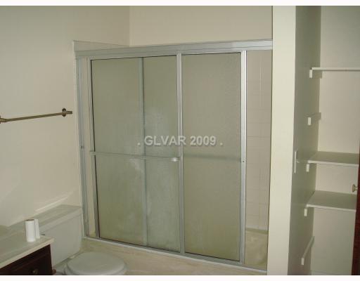 5175 Caliente Street, Unit 122 Las Vegas, NV 89119 - Photo 3 of 4 Master Bath/Spa.