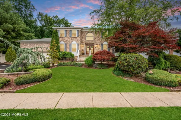 a view of a front of house with a yard