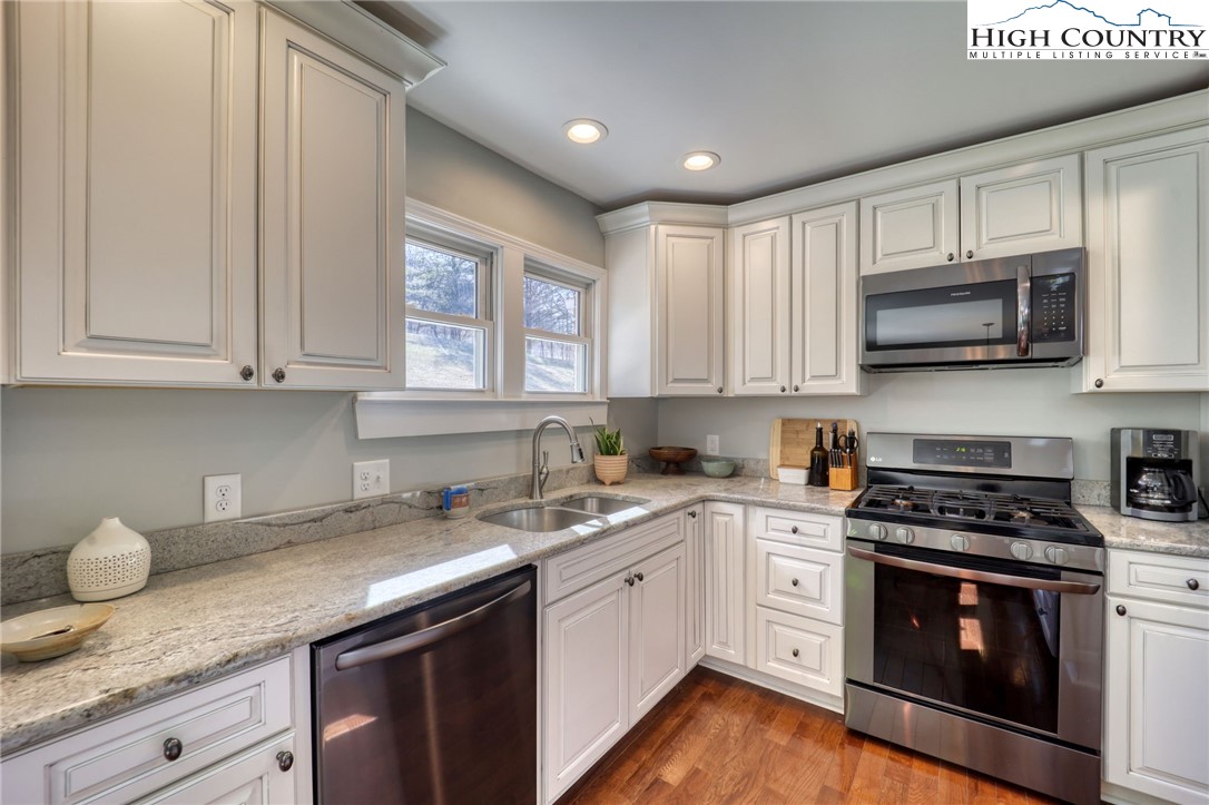 242 Nettle Knob Road West Jefferson, NC 28694 - Photo 5 of 49 Gallery Image 5