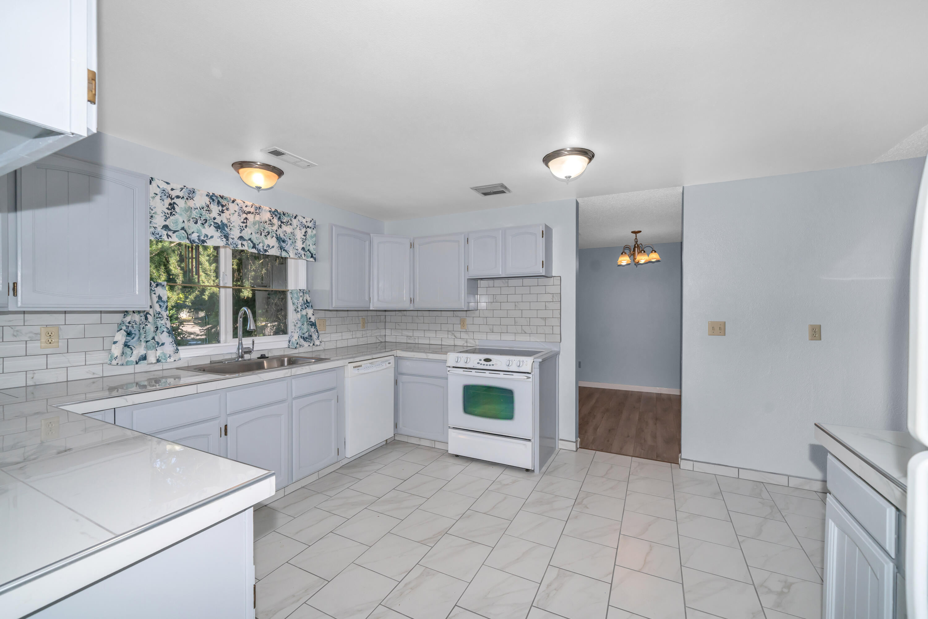 2606 Delta Waters Road Medford, OR 97504 - Photo 13 of 33 Kitchen