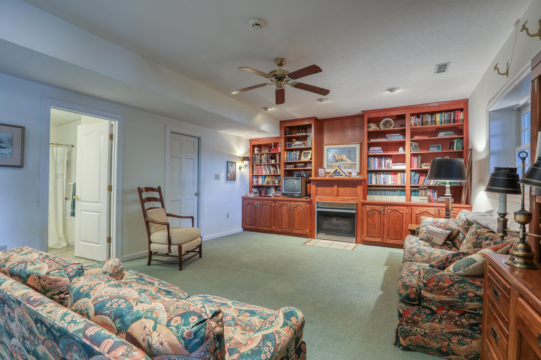 305 Goose Point Spring City, TN 37381 - Photo 35 of 39 nice built ins