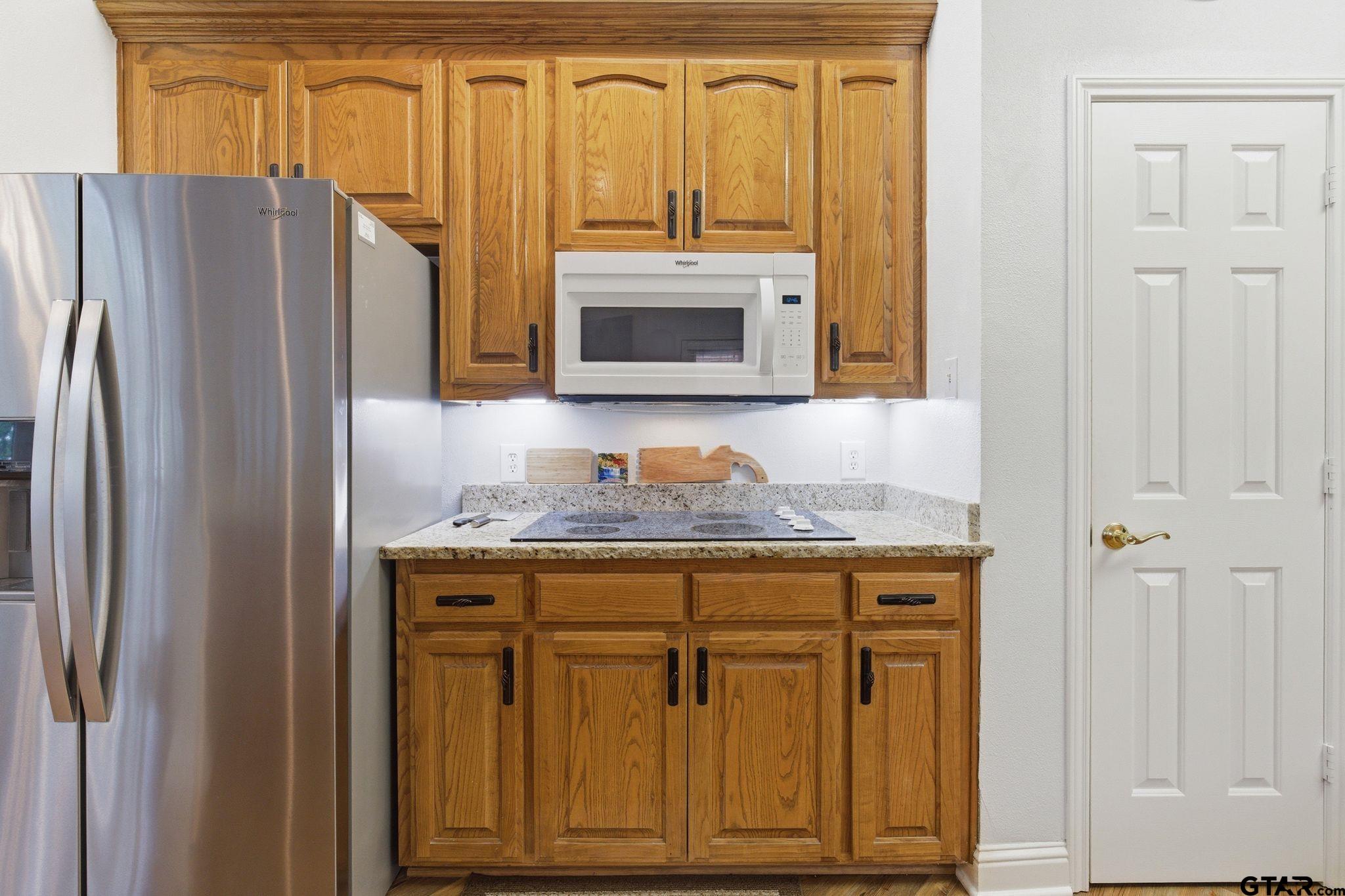 511 Rcr 3346 Emory, TX 75440 - Photo 25 of 48 a kitchen with granite countertop cabinets and refrigerator