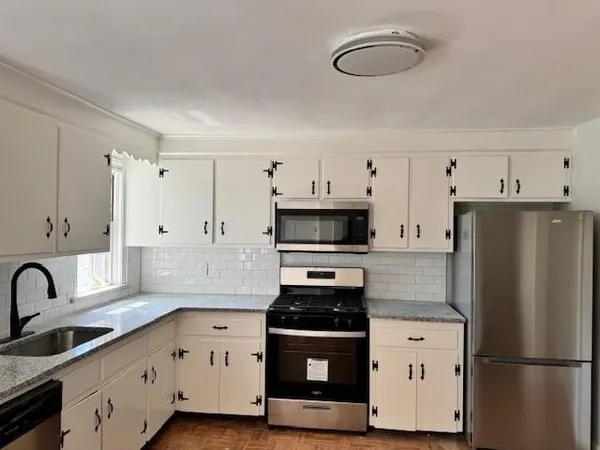 $2,300 | 40 Bourne Street, Unit 2, Bristol, RI 02809