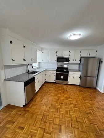 $2,300 | 40 Bourne Street, Unit 2, Bristol, RI 02809