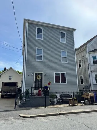 $2,300 | 40 Bourne Street, Unit 2, Bristol, RI 02809