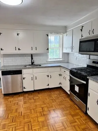 $2,300 | 40 Bourne Street, Unit 2, Bristol, RI 02809