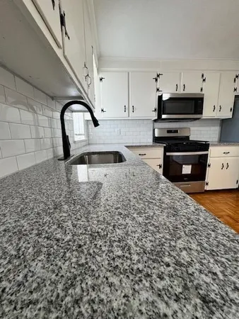 $2,300 | 40 Bourne Street, Unit 2, Bristol, RI 02809