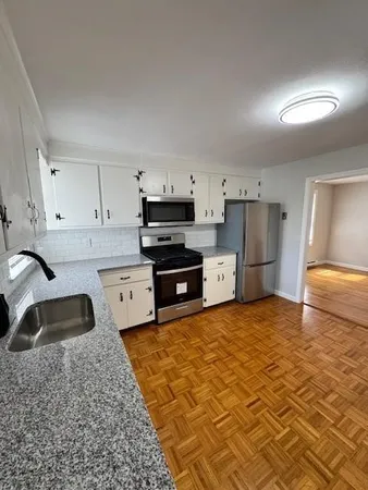 $2,300 | 40 Bourne Street, Unit 2, Bristol, RI 02809