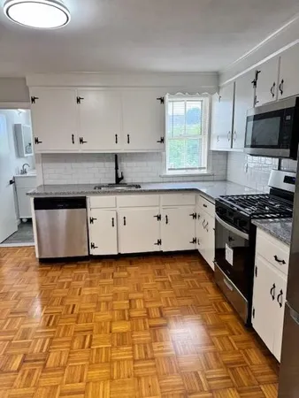 $2,300 | 40 Bourne Street, Unit 2, Bristol, RI 02809