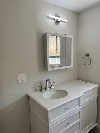 $2,300 | 40 Bourne Street, Unit 2, Bristol, RI 02809