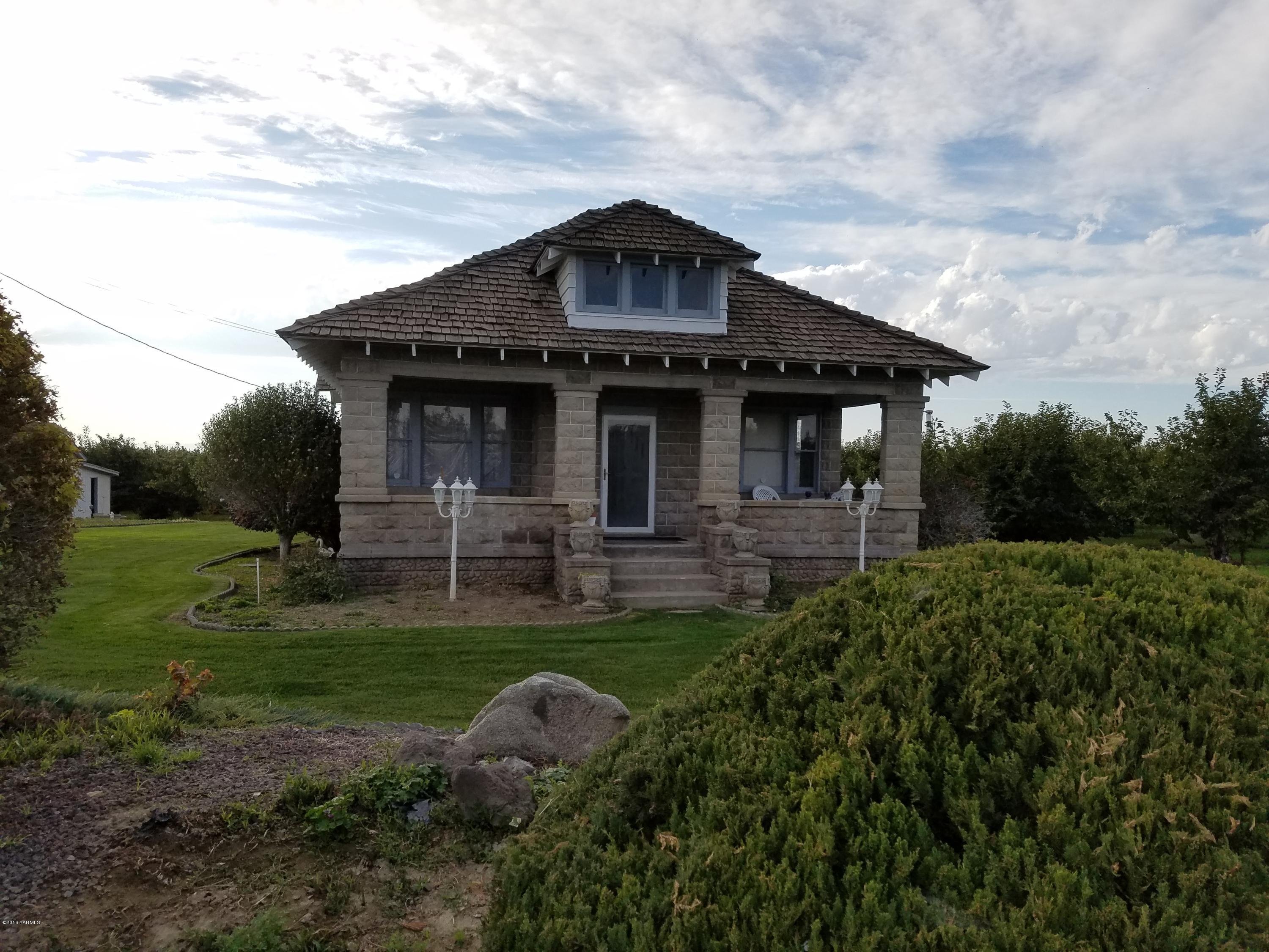 650 White Road Zillah, WA 98953 - Photo 2 of 17 a front view of a house with a yard