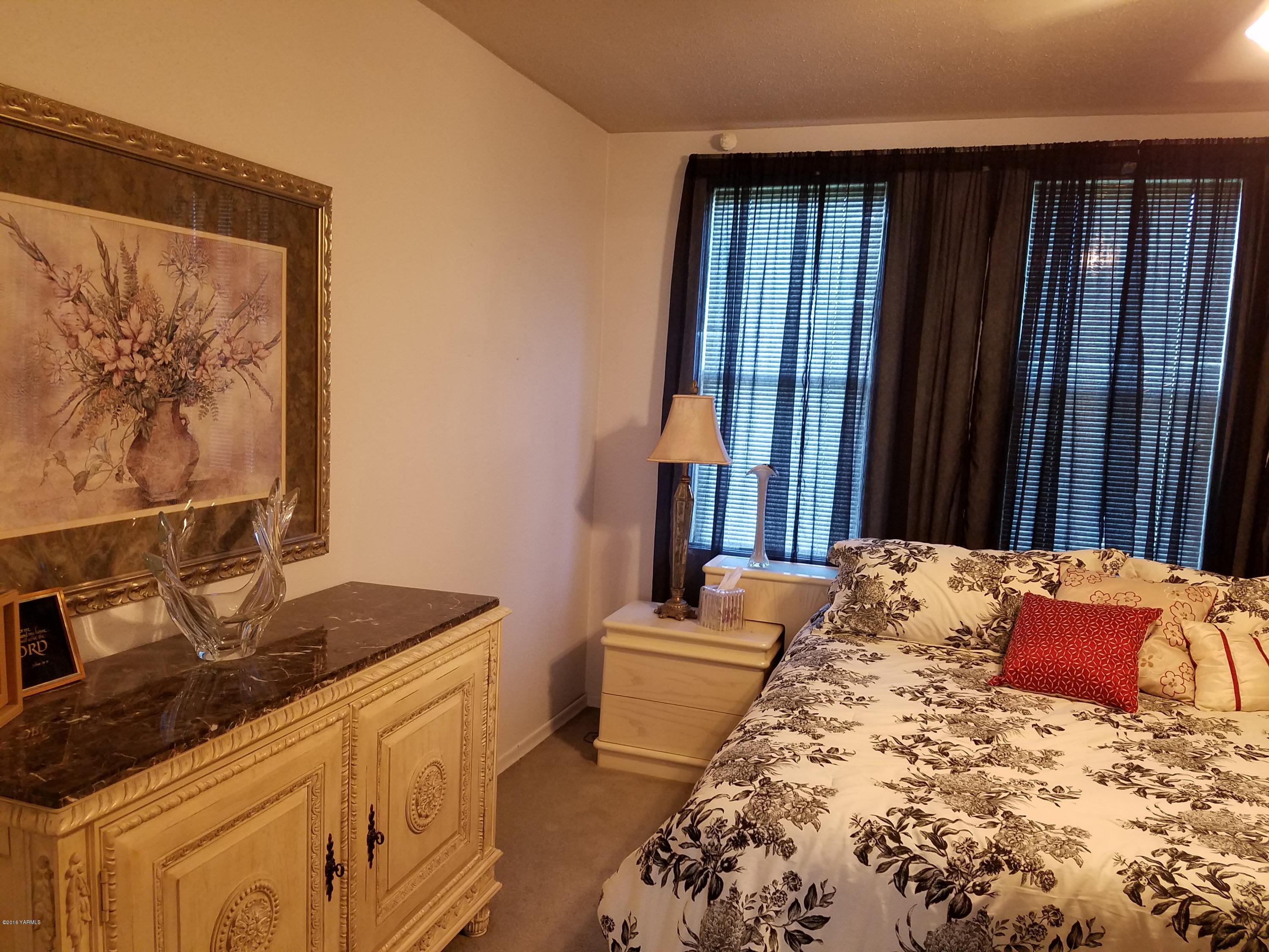 650 White Road Zillah, WA 98953 - Photo 12 of 17 a bedroom with a bed and a dresser