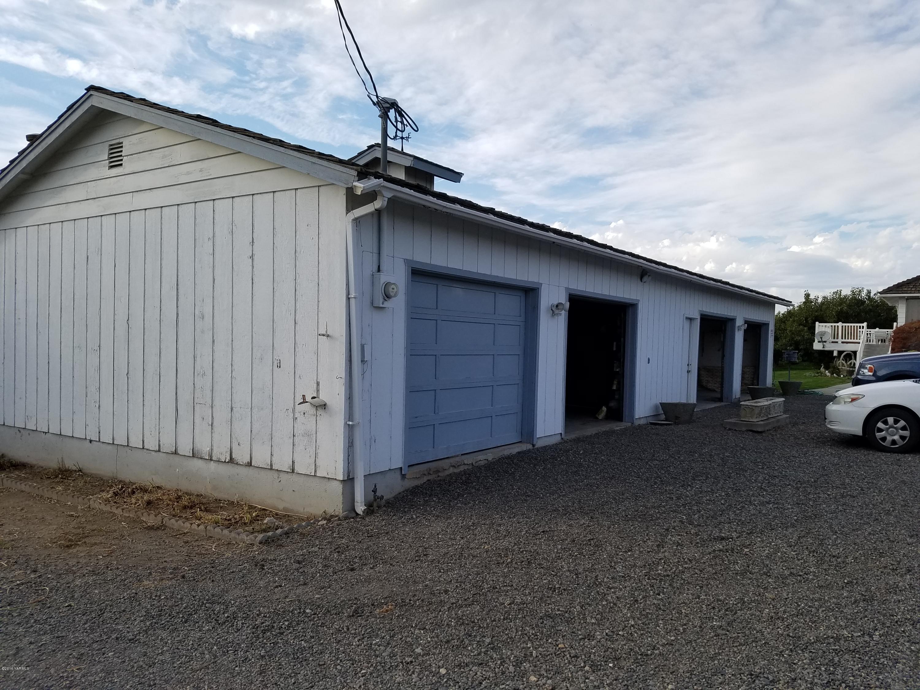 650 White Road Zillah, WA 98953 - Photo 15 of 17 a view of a house with a garage