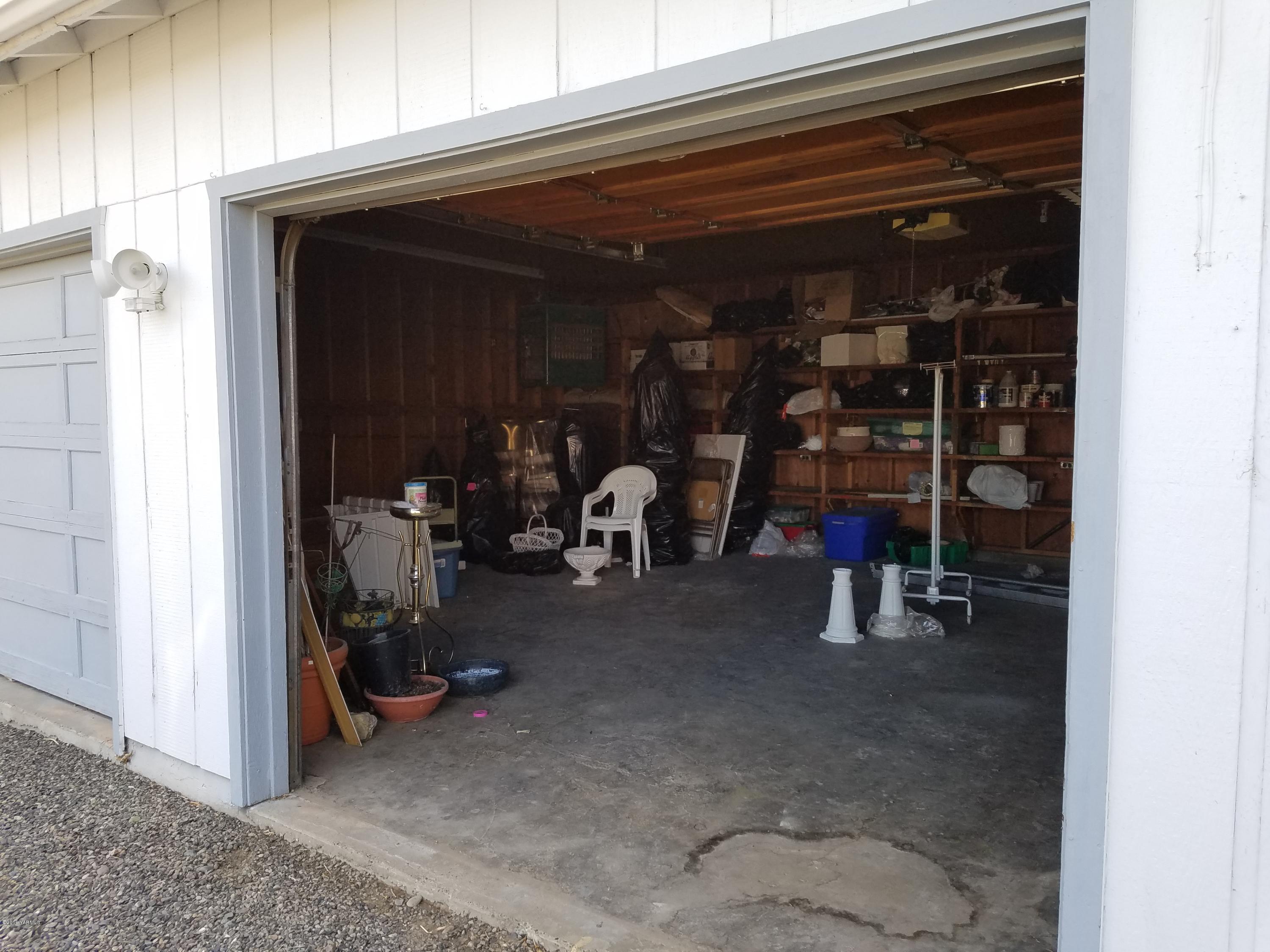 650 White Road Zillah, WA 98953 - Photo 16 of 17 a view of room with gym equipment
