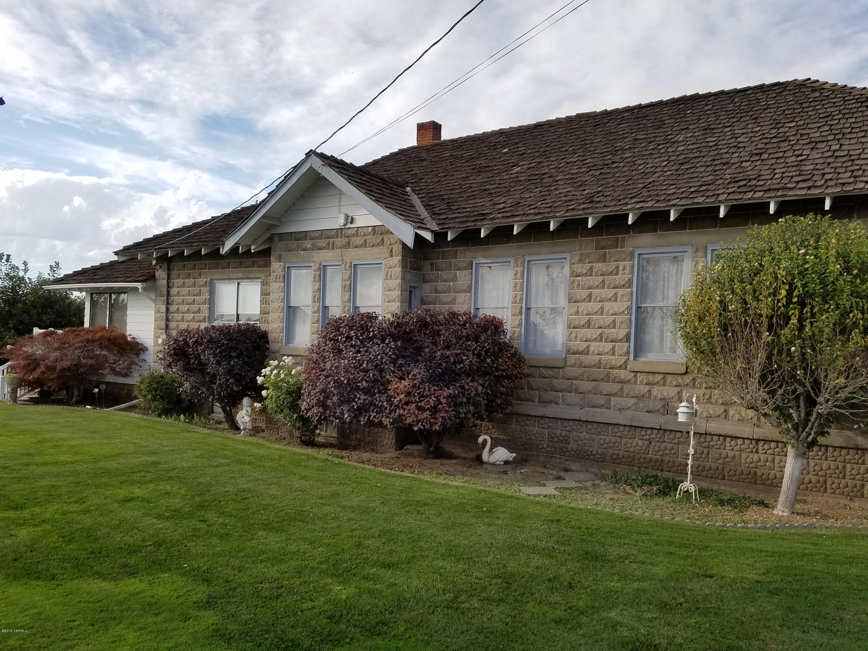 650 White Road Zillah, WA 98953 - Photo 3 of 17 a front view of a house with a garden