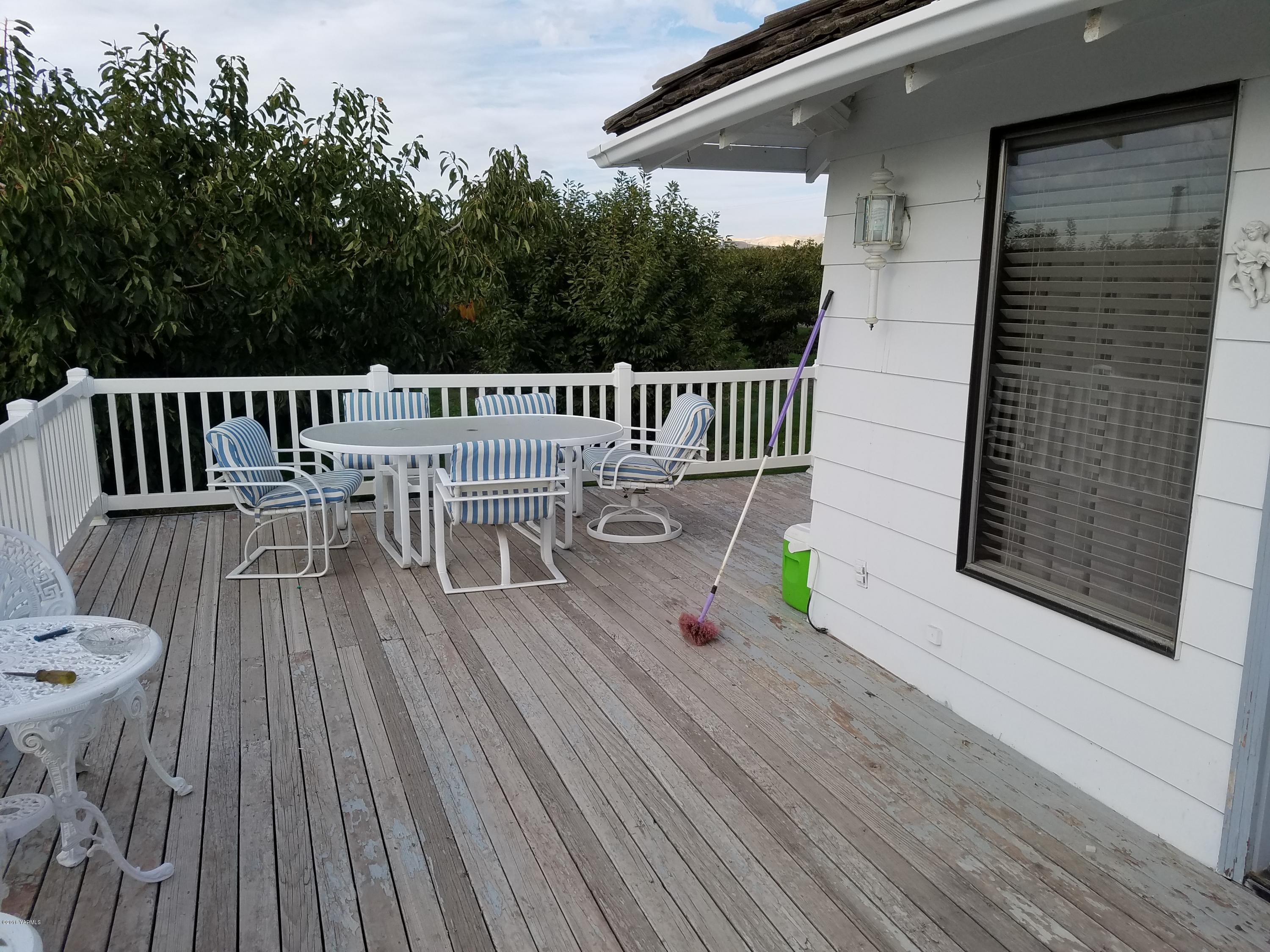 650 White Road Zillah, WA 98953 - Photo 4 of 17 swimming pool view with a seating space