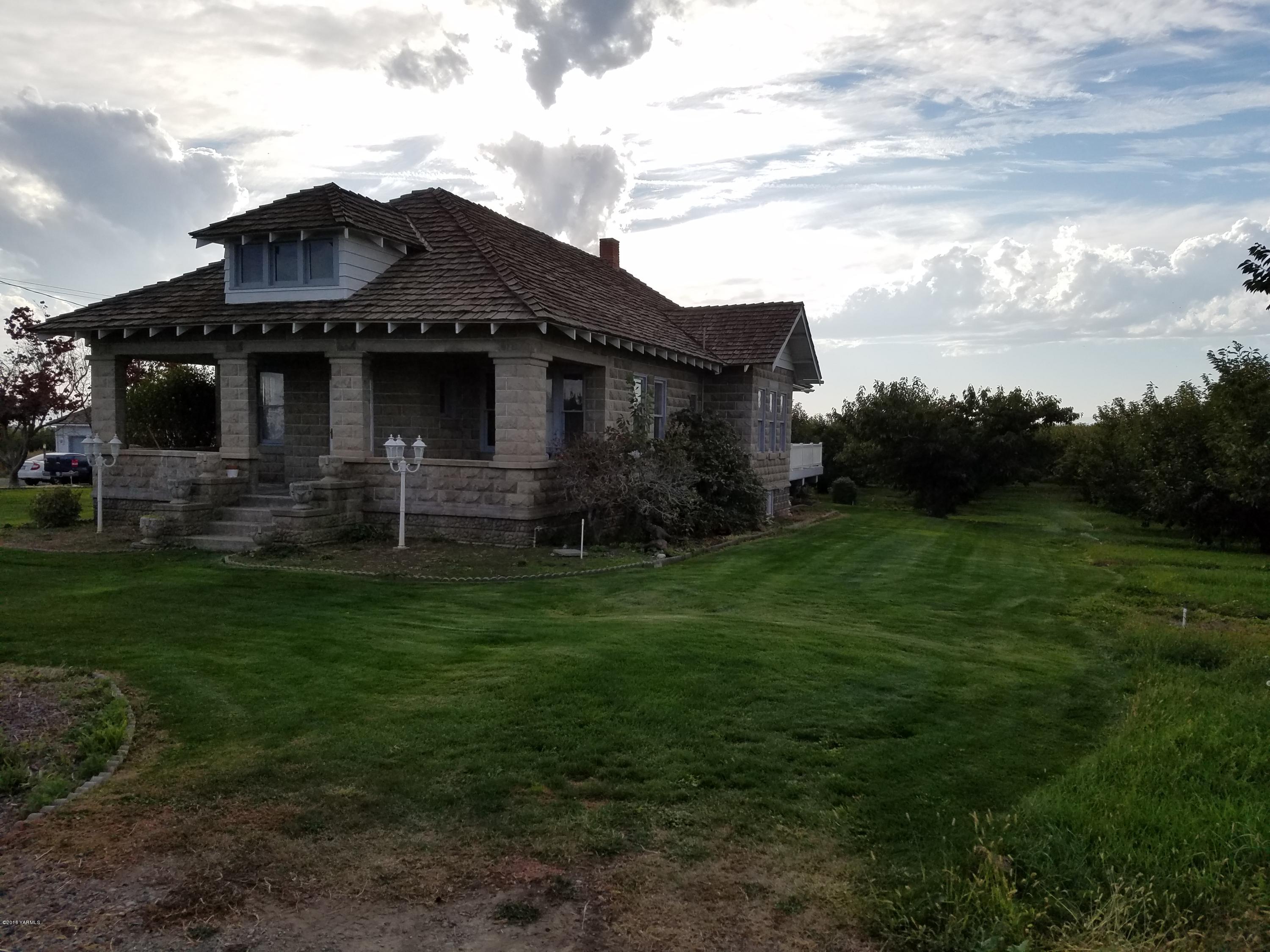 650 White Road Zillah, WA 98953 - Photo 5 of 17 a front view of a house with a garden