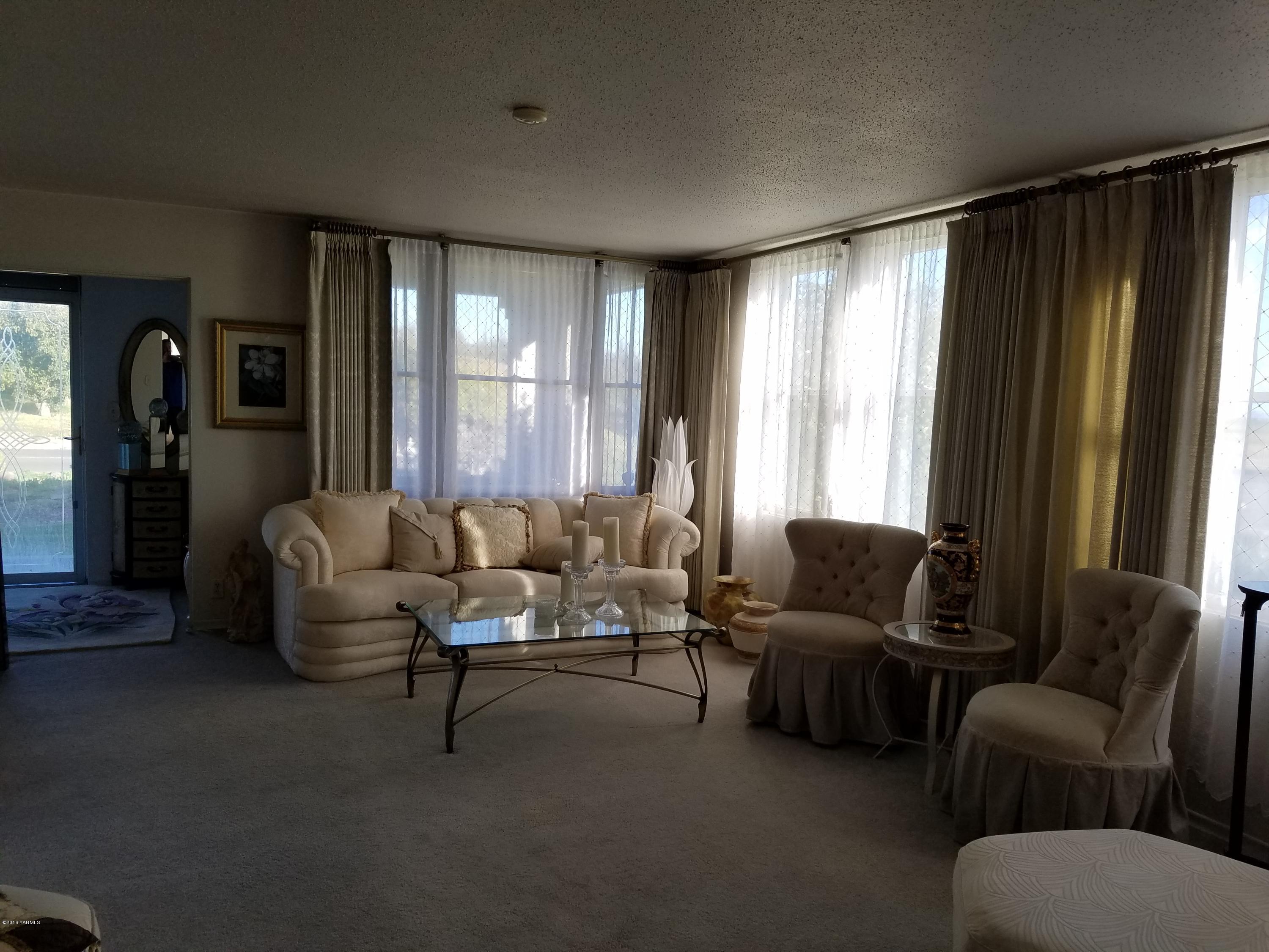 650 White Road Zillah, WA 98953 - Photo 7 of 17 a living room with furniture and a large window