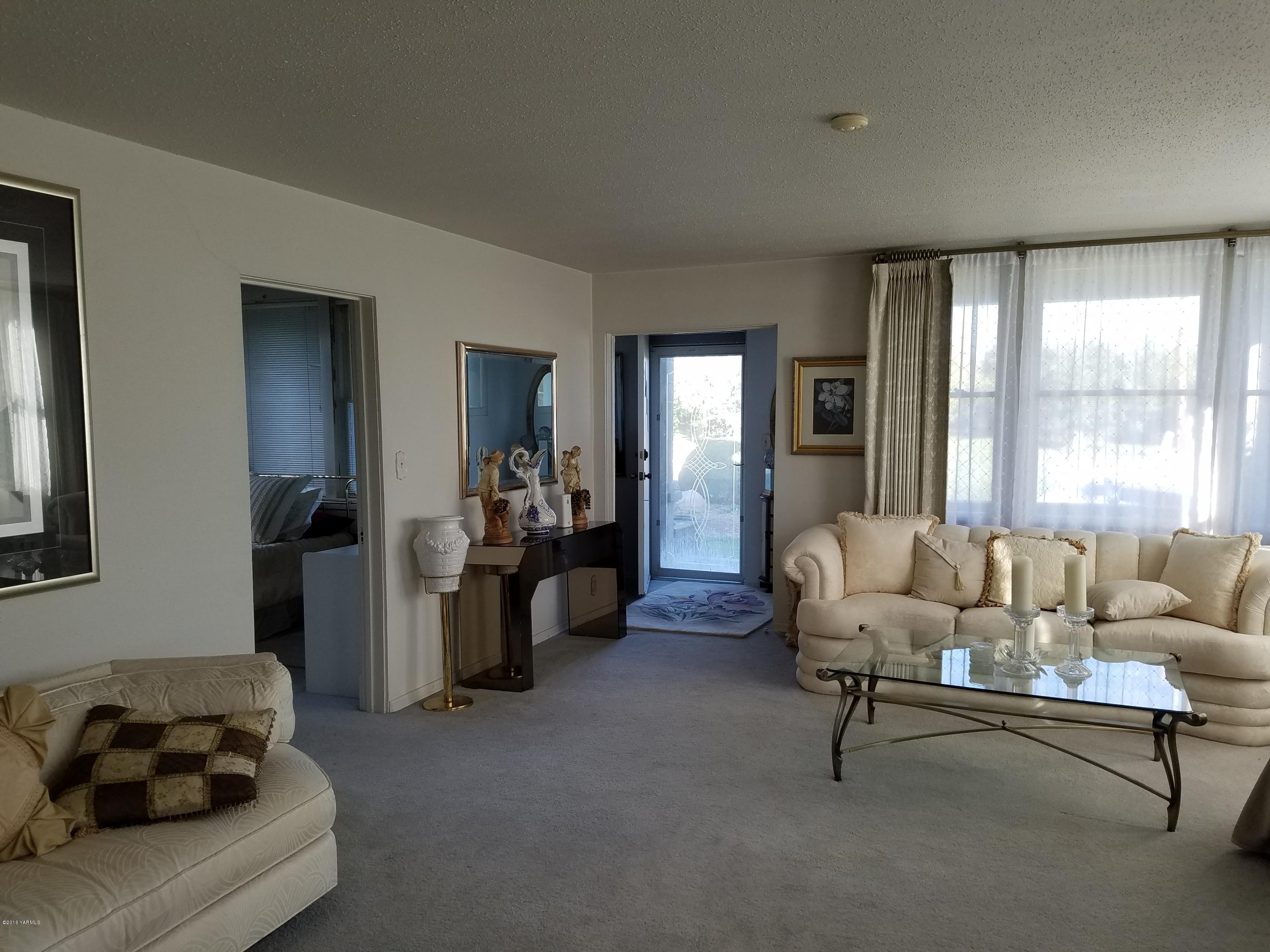 650 White Road Zillah, WA 98953 - Photo 8 of 17 a living room with furniture and a window