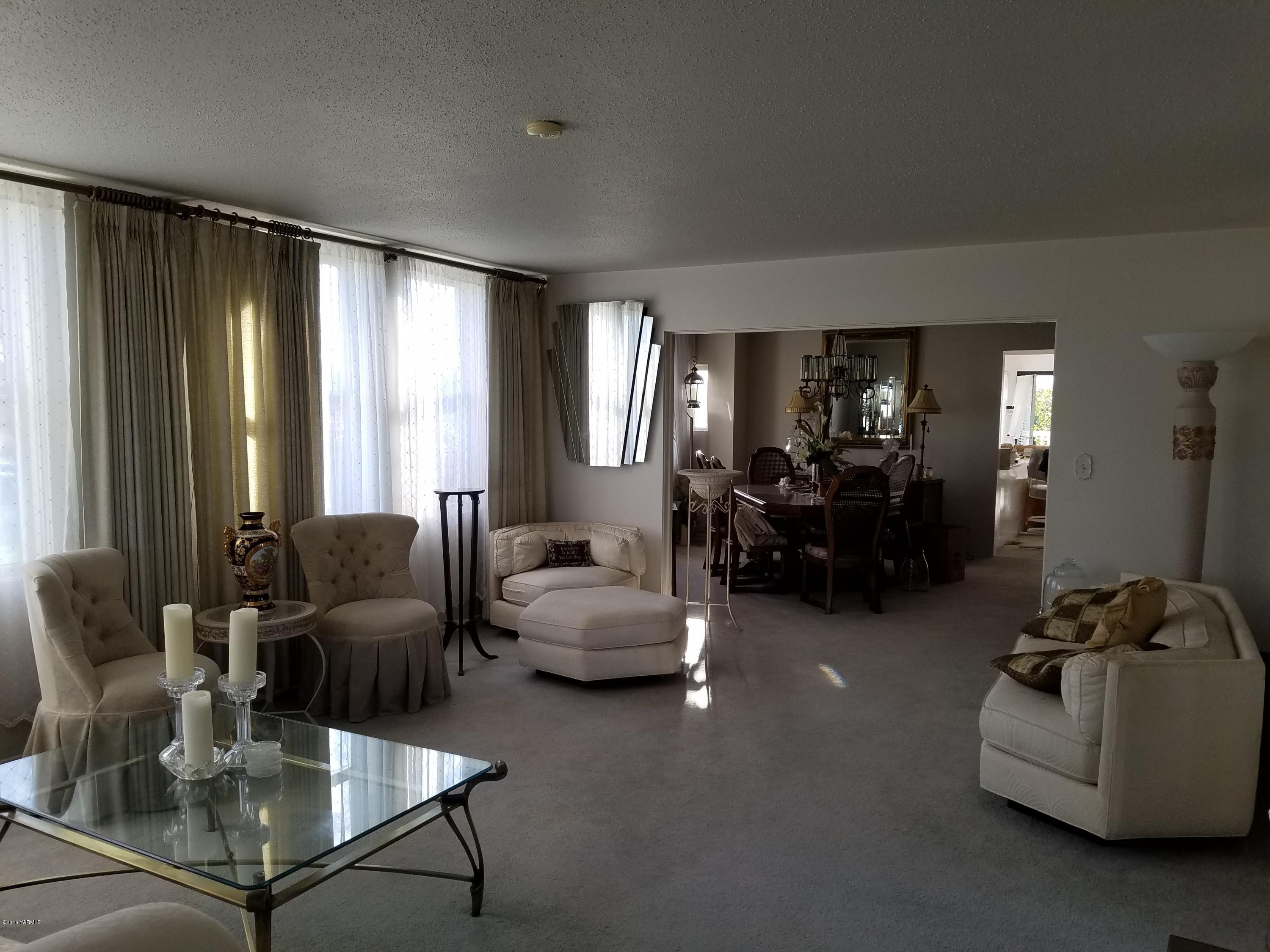 650 White Road Zillah, WA 98953 - Photo 9 of 17 a living room with furniture and a large window