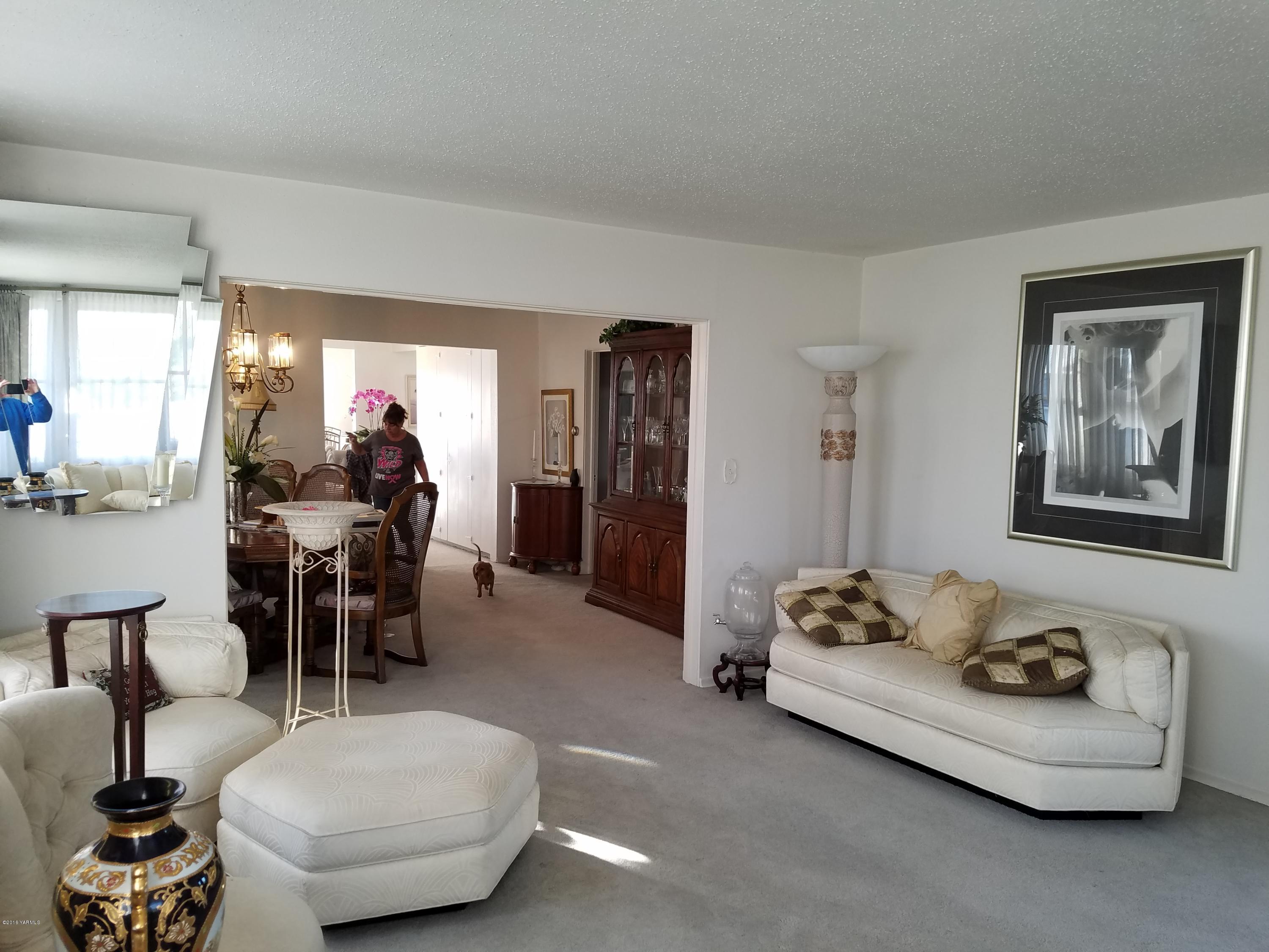 650 White Road Zillah, WA 98953 - Photo 10 of 17 a living room with furniture and a large window