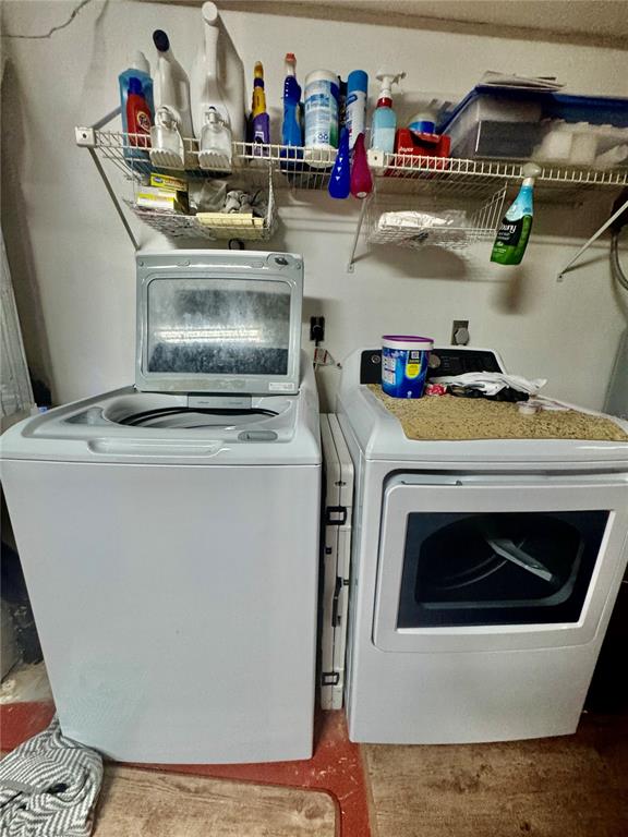 6812 Arbor Oaks Drive Bradenton, FL 34209 - Photo 15 of 29 a utility room with dryer and washer